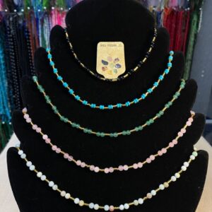 collares de piedras con mostacilla muyuki dorado